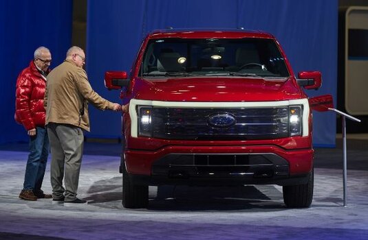 Ford bắt đầu cắt đơn hàng các nhà cung cấp pin để cắt lỗ xe điện