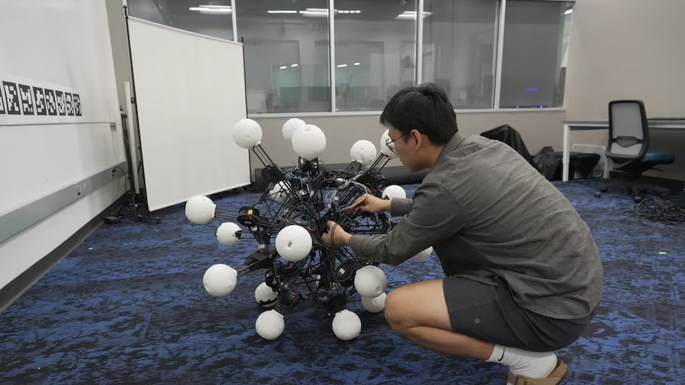 Cái gì thế này? Robot 20 chân di chuyển mọi hướng, vẫn chạy dù bị chặt chân