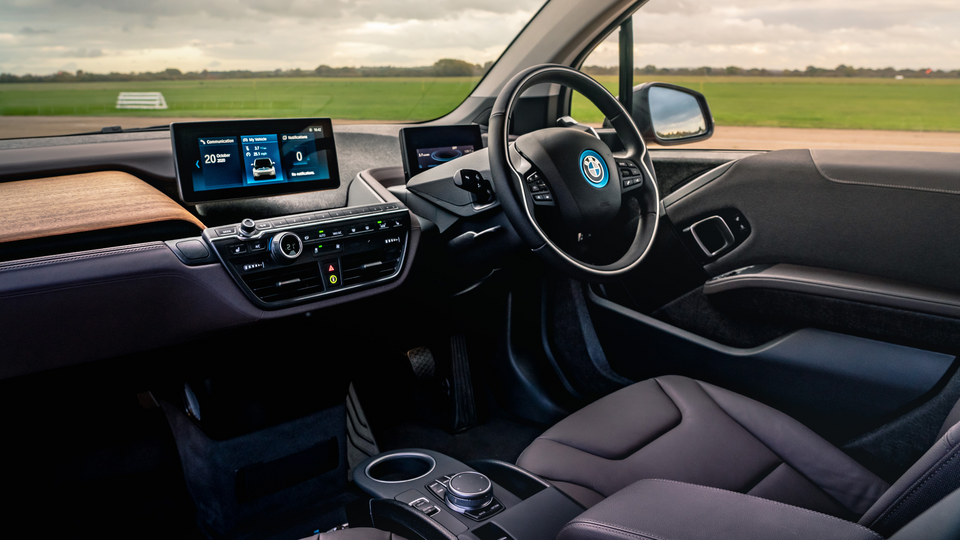 BMW i3 giá chỉ từ 660 triệu đồng sắp ngừng sản xuất, thế hệ mới sẽ ra mắt vào năm 2027.