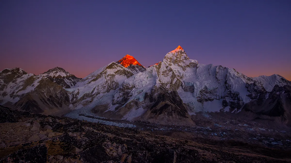 Đằng sau tranh cãi kéo dài hàng thập kỷ về chiều cao thực của núi Everest