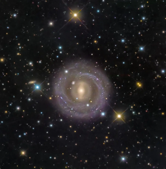 Chiêm ngưỡng NGC5701: Thiên hà thấu kính với dải sao kéo dài ở trung tâm cách Trái Đất hàng chục triệu năm ánh sáng