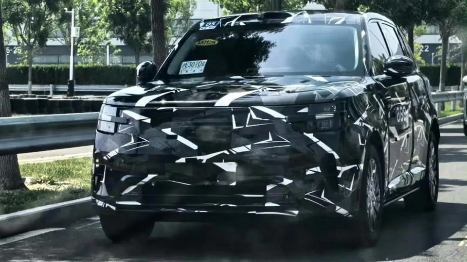 SUV Xiaomi Xun Tian lộ diện bánh xe logo Mi, bản 7 chỗ gây chú ý với thiết bị nâng nóc