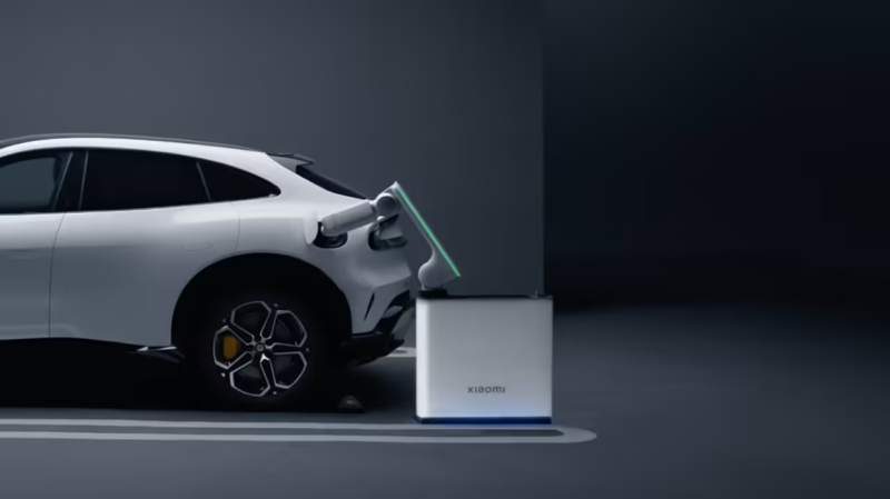 Sạc xe điện không cần chạm: Xiaomi Car ra mắt cánh tay robot thông minh, dự kiến quý IV/ 2026