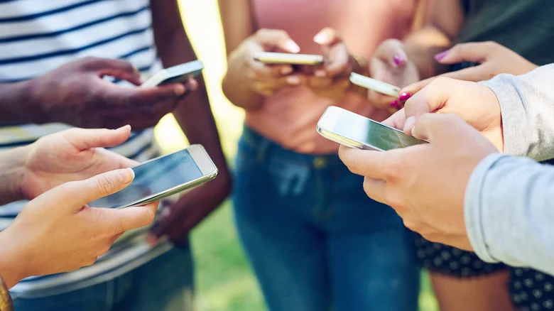 Cứ tưởng Gen Z chỉ thích nhắn tin, khảo sát mới hé lộ sự thật hoàn toàn khác