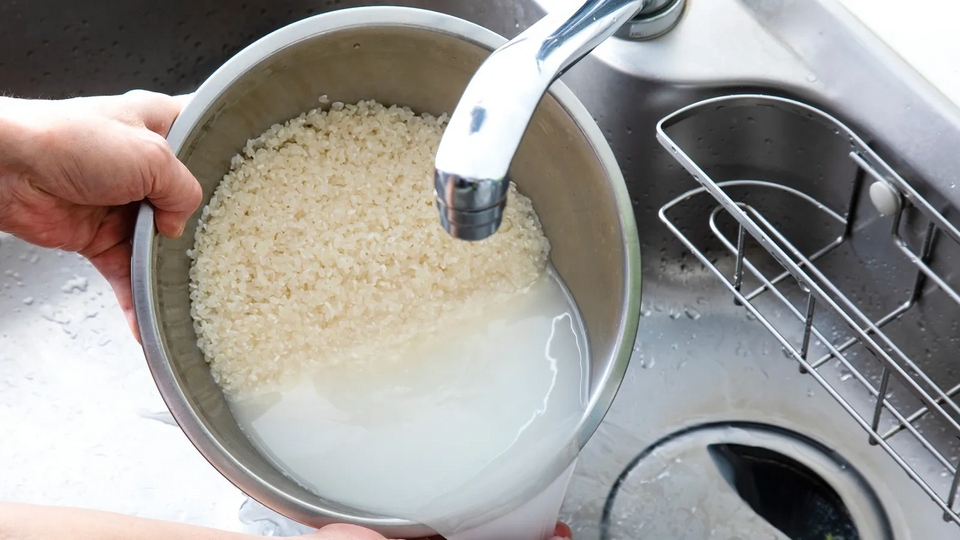 Vì sao chúng ta luôn vo gạo trước khi nấu cơm và điều này có cần thiết?