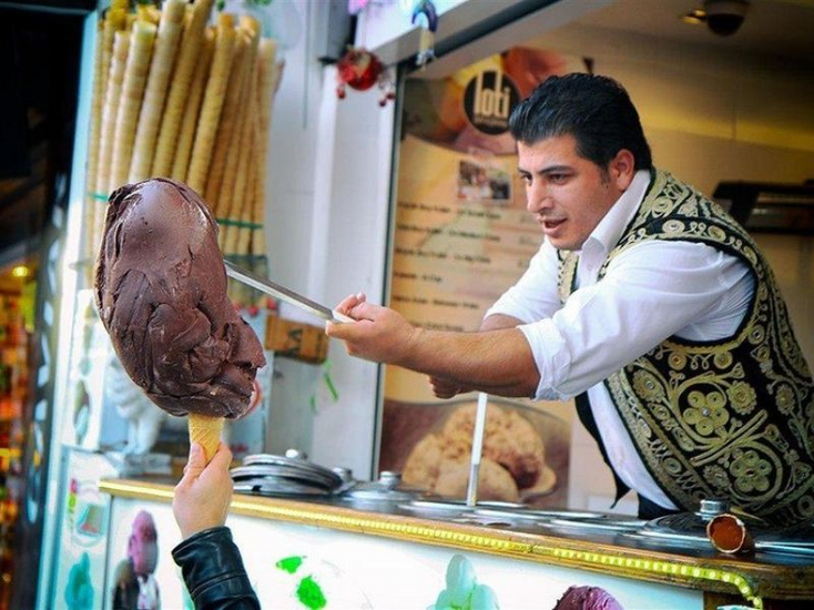 Mon kem Dondurma ngon nhất thế giới dẻo dai, không tan chảy nhờ bí mật nào?