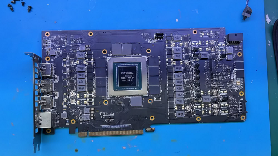 Cẩn thận: Xuất hiện card đồ họa RTX 4090 giả với lõi nhựa, chip nhớ cũng "phake"