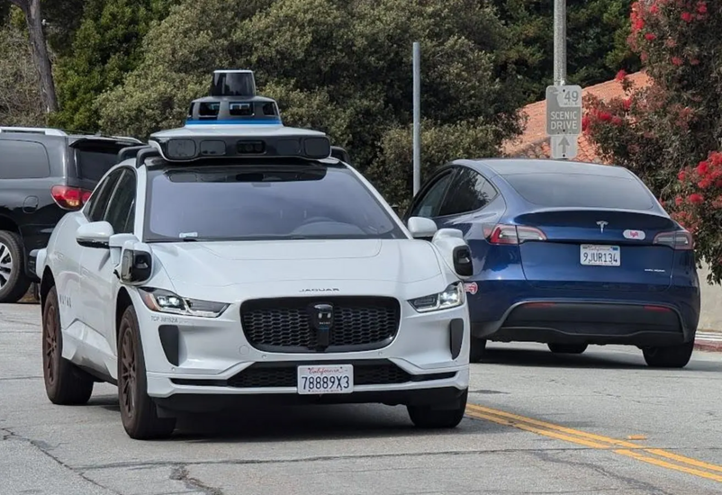 Mỹ loại bỏ bàn đạp phanh trên xe tự lái, Tesla và Waymo rộng đường phát triển