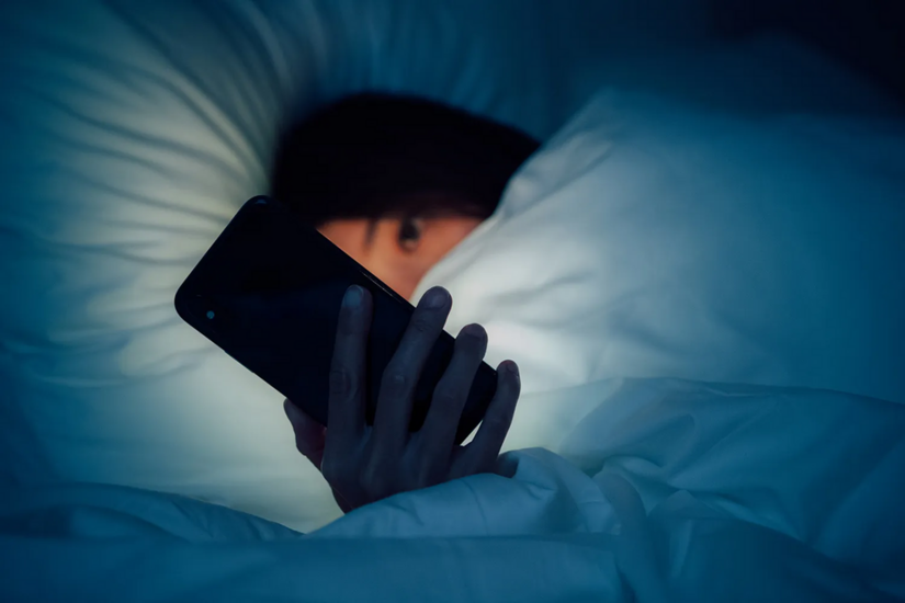 Đi ngủ sớm trở nên khó khăn với người hiện đại: Hàng trăm triệu người vẫn dùng điện thoại sau nửa đêm
