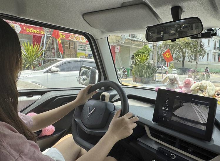 Nhiều gia đình đô thị giờ chuộng xe ôtô điện mini