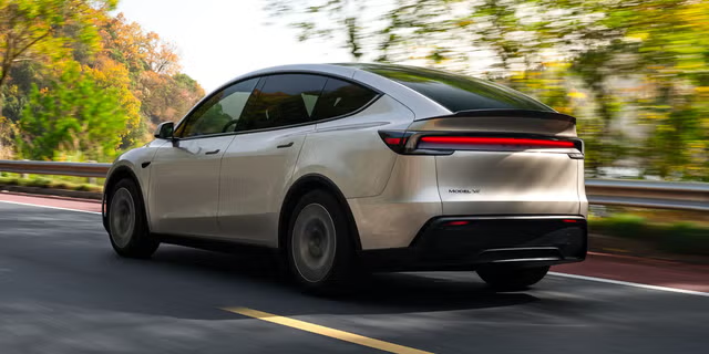 Tesla Model Y L chính thức ra mắt: SUV 6 chỗ, nội thất hạng sang, giá từ 61.990 USD