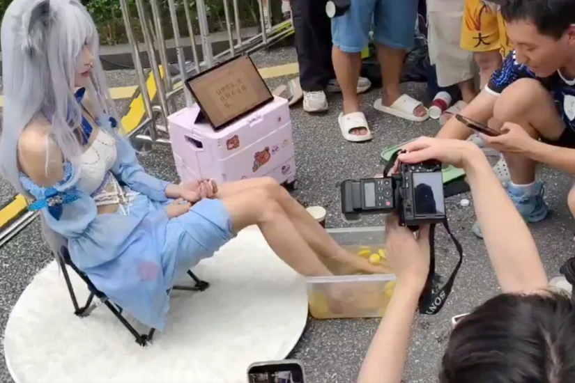 Nữ cosplayer bán “nước chanh ngâm chân” 180.000 đồng/cốc, khách vẫn xếp hàng mua