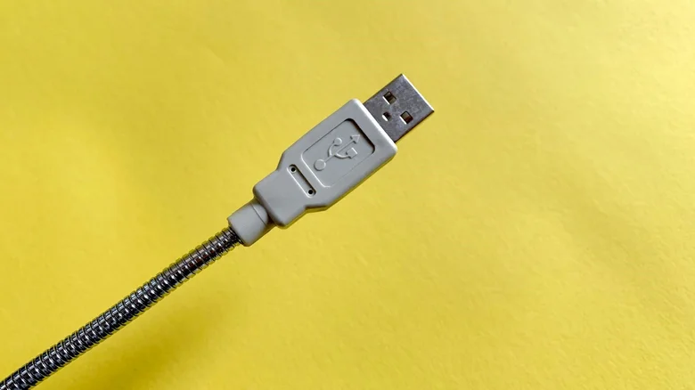 Biểu tượng “đinh ba” trên USB thực sự có ý nghĩa gì?