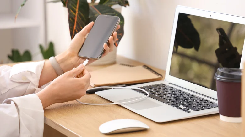 Sạc điện thoại bằng cổng USB laptop có an toàn không?