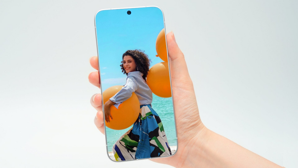 TECNO khoe smartphone viền màn hình 0 mm, đẹp như viễn tưởng nhưng...