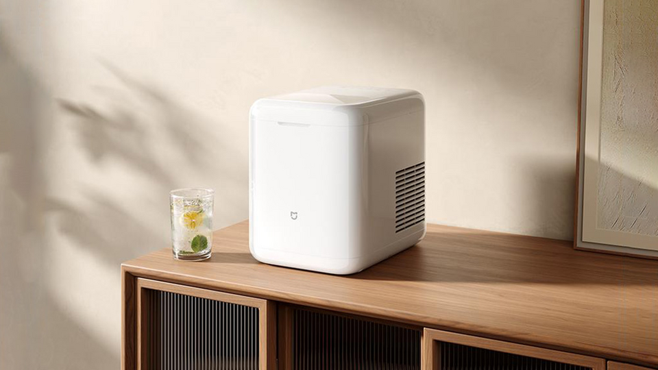 Máy làm đá Xiaomi giá 1,4 triệu: Chỉ 6 phút có ngay mẻ đá mát rượi, cắm được nguồn ô tô đi cắm trại