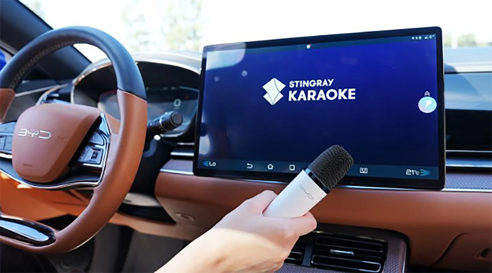 Hát karaoke, xem phim màn microLED ngay trên xe: Làn sóng tiện ích bùng nổ trên ô tô điện Trung Quốc