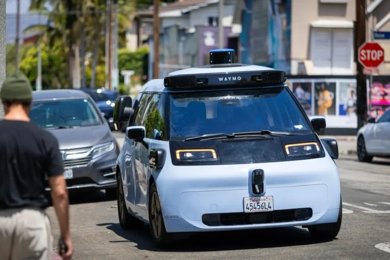Waymo đưa hơn 3.200 robotaxi Zeekr sang Mỹ: chịu thuế gấp đôi vẫn rẻ!