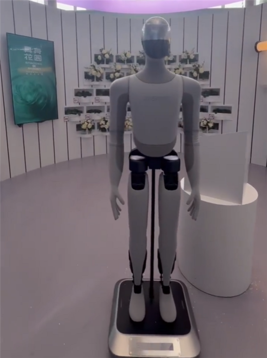 Đây là robot hình người của Xiaomi: tên Tie Da, cao 1,7 mét và nặng 66 kg, đã làm thử việc ở nhà máy