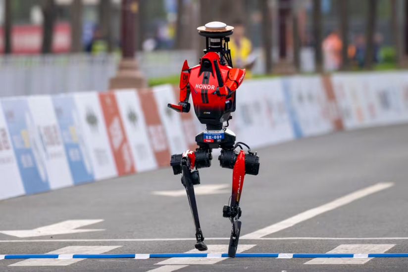 Robot hình người của hãng điện thoại vừa phá vỡ 5 kỷ lục thế giới của con người