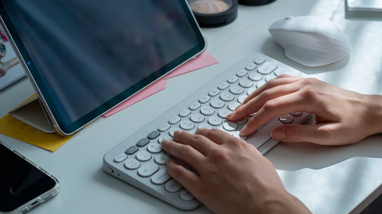 Thói quen sạc điện thoại có thể cứu sống bàn phím không dây của bạn