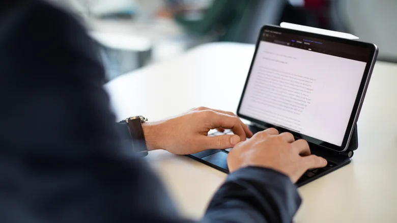 Ai định mua tablet thay laptop cần biết trước 5 điểm này