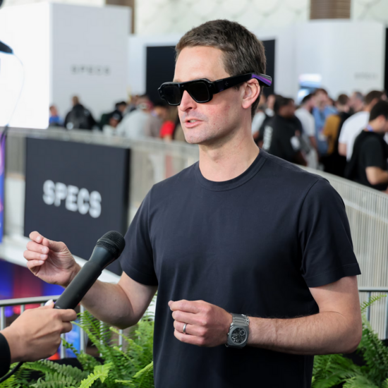 Bên trong "canh bạc" Specs: tỷ phú Evan Spiegel cô độc chống lại cả Wall Street