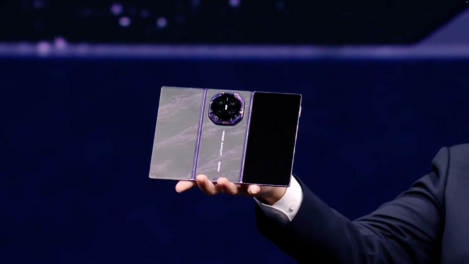 Huawei sao chép công nghệ chống nhìn trộm của Samsung lên điện thoại gập ba mới