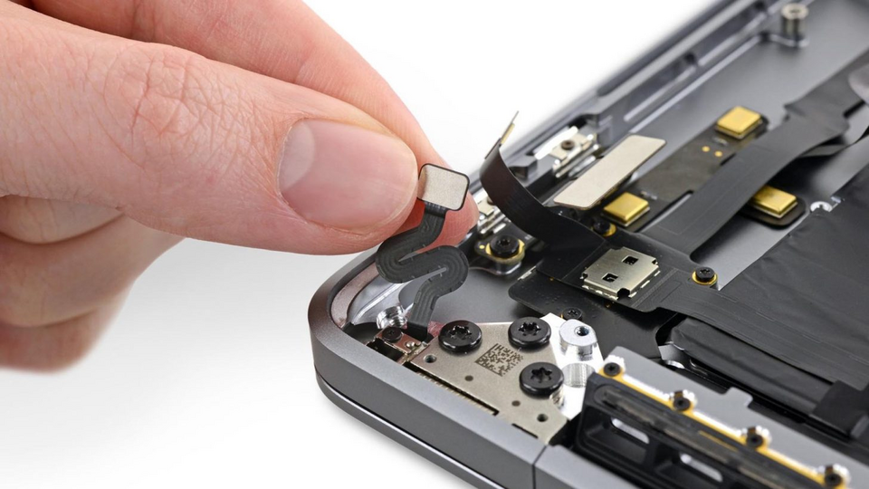 Chiếc MacBook Pro M4 Pro đem sửa 6 lần vẫn còn lỗi, vì sao Apple nhất quyết không đổi máy mới?