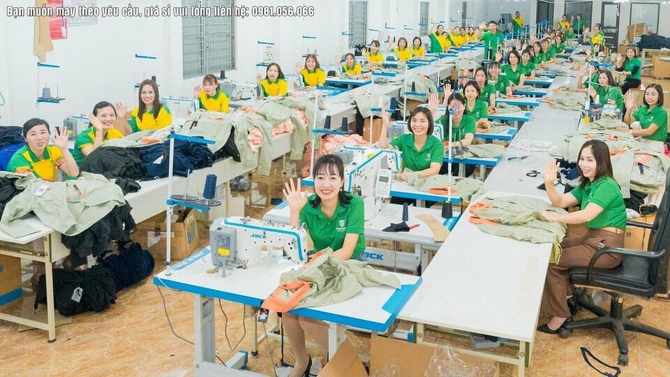 Đằng sau những bộ quần áo bảo hộ "trăm bộ như một" tại Thiên Bằng