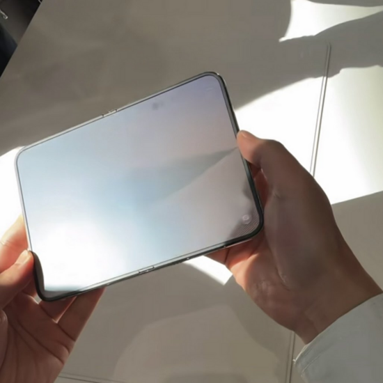 iPhone Duo dưới ánh nắng trực tiếp, nếp nhăn ở đâu?