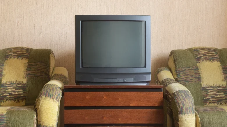 Vì sao TV CRT ngày xưa dùng mãi không hỏng, còn TV ngày nay một vài năm là phải thay?