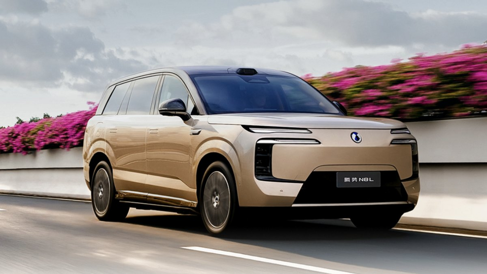 Denza N8L điện ra mắt: Sạc 5 phút, chạy 960km, có AI Didi Xia, giá từ hơn 1 tỷ.