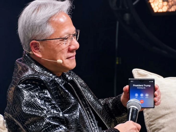 Jensen Huang của Nvidia được bắt gặp đã nâng cấp điện thoại đời mới nhất