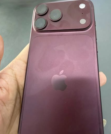 Vì sao 18 Pro Max màu Dark Cherry bám vân tay nhiều vậy?