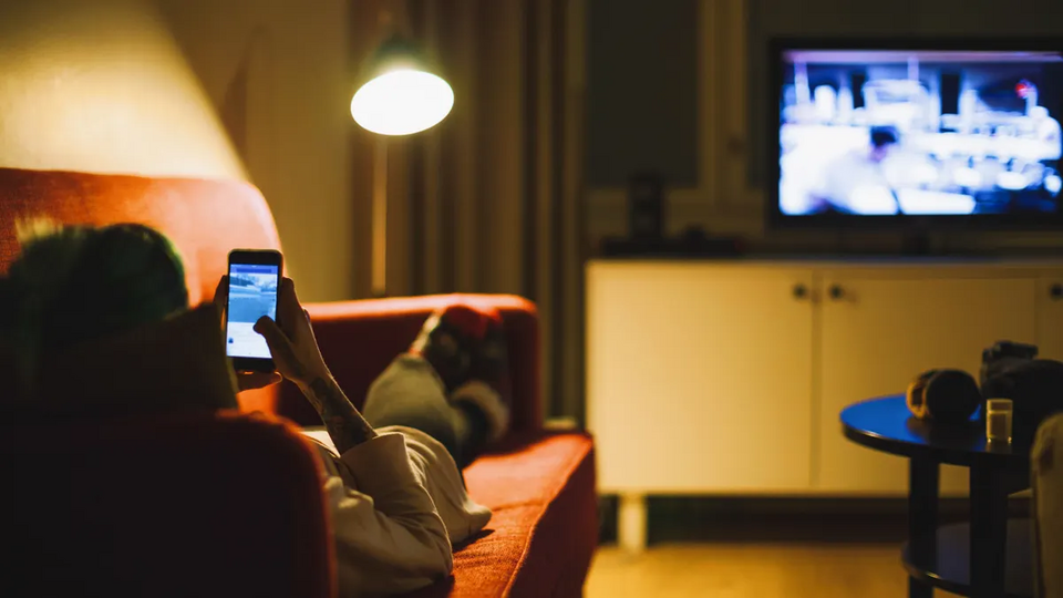 TV giờ thành loa phát nền: 3/4 người dùng bật TV nhưng dán mắt vào smartphone