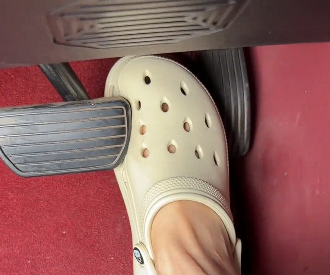 Liên tiếp xảy ra tai nạn do kẹt dép Crocs vào bàn đạp ga khi lái xe