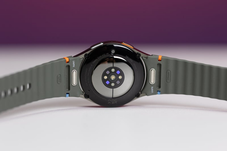 Vừa ra mắt 1 tháng, Galaxy Watch 7 đã bị phàn nàn  “hao pin” hơn thế hệ trước, chưa dùng đủ 1 ngày