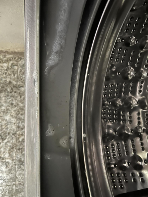 Máy giặt cửa trước bị đọng nước và bọt thì xử lý thế nào?