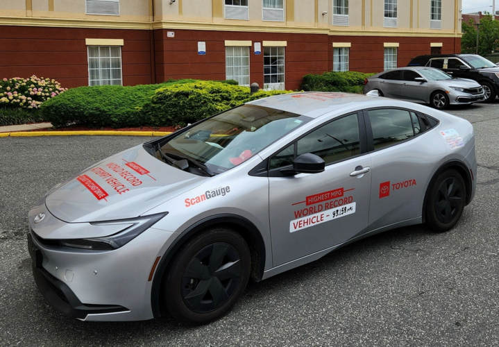 Bí mật nào giúp xe hybrid Toyota chạy 1.600km chỉ với một bình xăng?