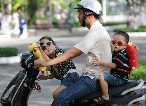 Hé lộ quy định mới về chở trẻ em bằng xe máy, có hiệu lực từ 1/1/2025, phụ huynh cần phải chú ý!