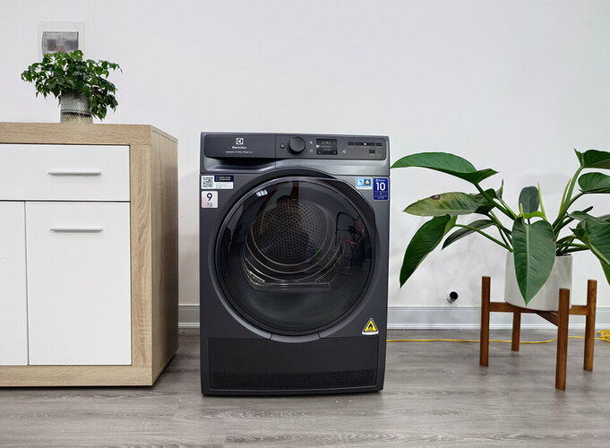 Trên tay Electrolux UltimateCare 900 2024: máy sấy "soi" được độ ẩm sâu bên trong đồ dày bằng sóng radar