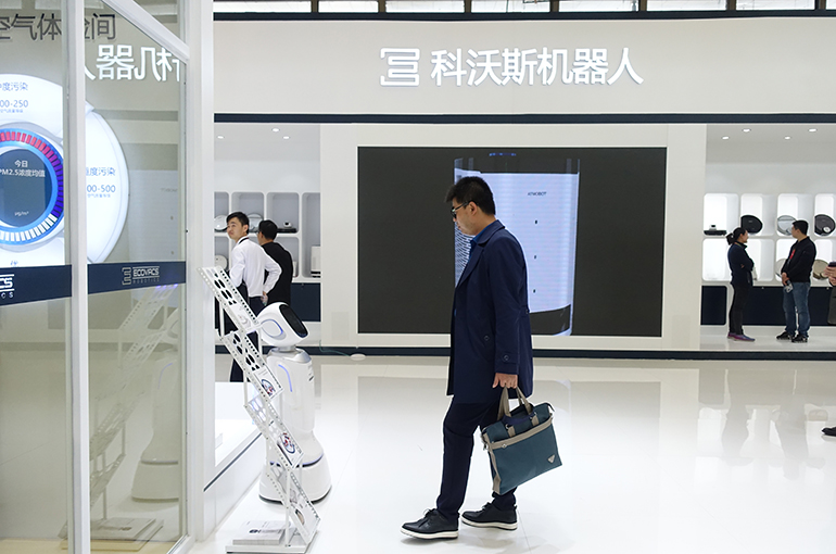 Ecovacs sẽ sản xuất robot hình người làm việc trong các gia đình