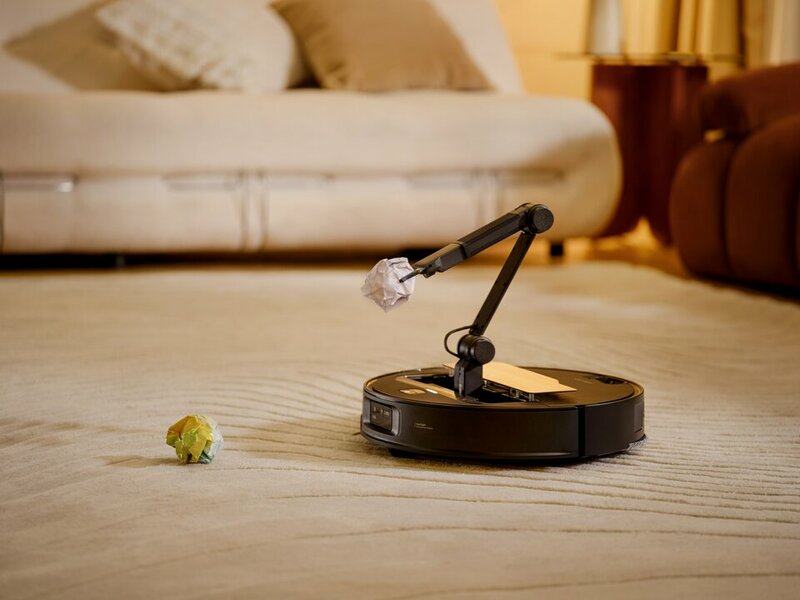 Xuất hiện Robot hút bụi đầu tiên tại Việt Nam có cánh tay cơ học