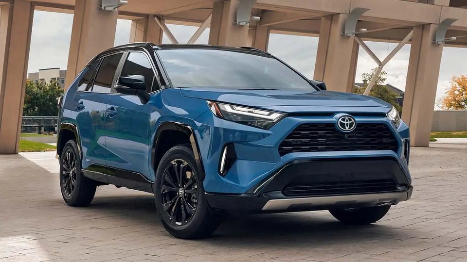 Toyota Hybrid "cháy hàng" toàn cầu: người mua phải chờ đến 9 tháng