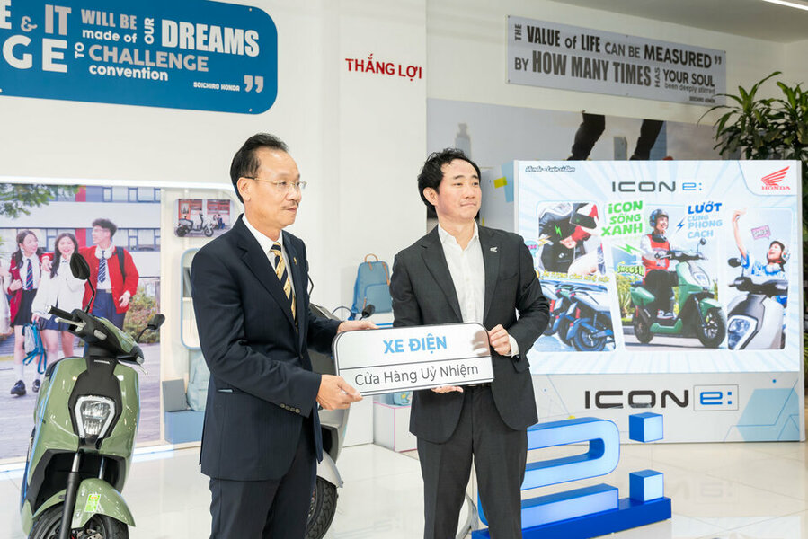 Lô xe máy điện đầu tiên của Honda tới tay giới trẻ Việt
