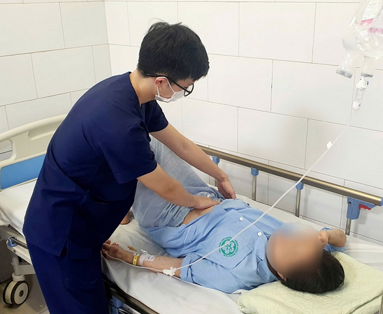 Hái me đất trong vườn cô đặc để uống, hậu quả suy thận cấp