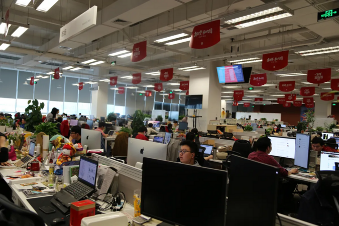 Làm 12 tiếng vẫn bị sếp gọi lên": Nhân viên Xiaomi tiết lộ chuyện ít ai biết