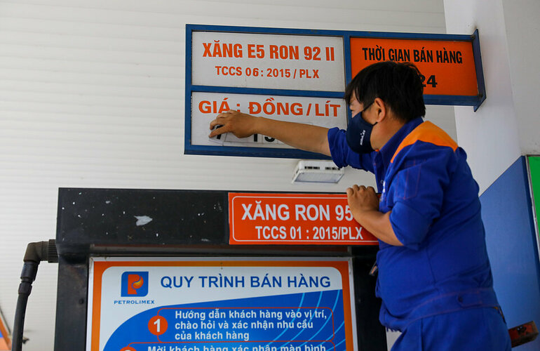 Liên Bộ Công Thương - Tài chính vừa công bố điều chỉnh giá bán lẻ xăng dầu theo chu kỳ