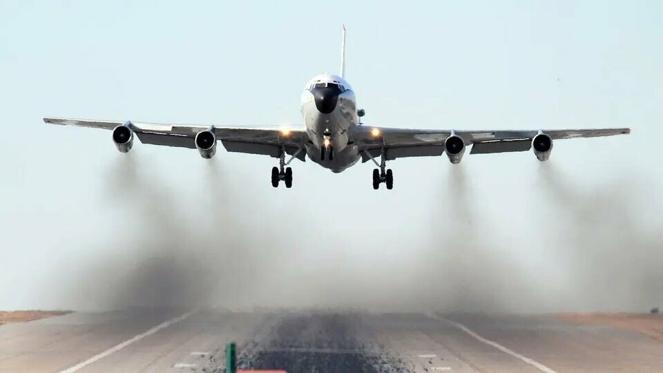 Mỹ triển khai máy bay "đánh hơi" hạt nhân hiếm có trong bối cảnh căng thẳng Iran-Israel leo thang